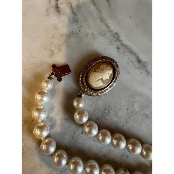 Vintage Graduated Pearl Statement necklace Cameo Clasp - Picture 7 of 8